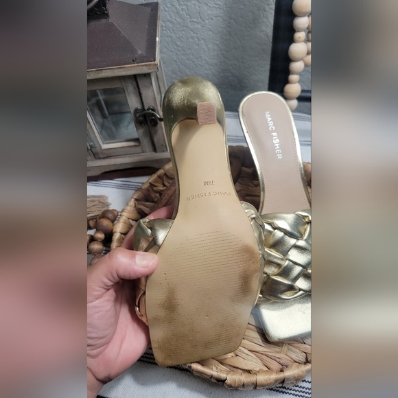 Marc Fisher Brizo Sandal GOLD EUC - Picture 7 of 11